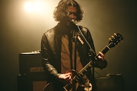 ヤマグチユウモリ（G, Vo / SIX LOUNGE）（撮影：新保勇樹）