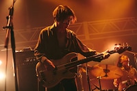 イワオリク（B, Cho / SIX LOUNGE）（撮影：新保勇樹）