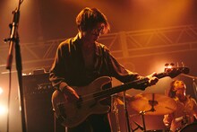 イワオリク（B, Cho / SIX LOUNGE）（撮影：新保勇樹）