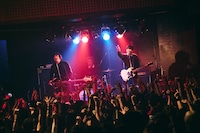 Large House Satisfaction（撮影：新保勇樹）