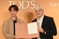 調印式に臨んだ渡辺翔太（Snow Man）とジュゼッペ・カヴァッロ代表取締役社長。