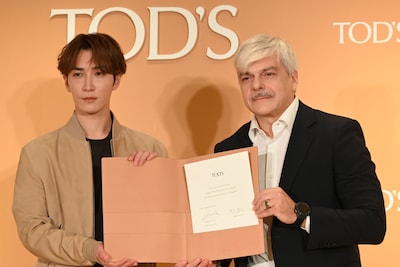 調印式に臨んだ渡辺翔太（Snow Man）とジュゼッペ・カヴァッロ代表取締役社長。