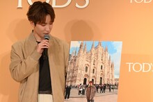 ミラノ大聖堂で撮影したオフショットを披露する渡辺翔太（Snow Man）