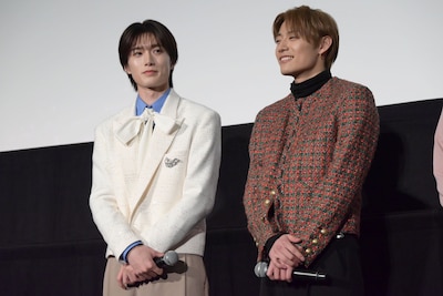 共演者の入場を見守る山中柔太朗（M!LK）と、入場BGMの「LOVE 2000」を口ずさむ髙松アロハ（超特急）。