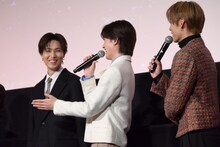 説明なしに司会進行を担当している共演の大川泰雅にツッコミを入れる山中柔太朗（M!LK / 中央）。