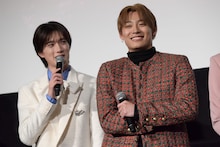 共演者の話を笑顔で聞く山中柔太朗（M!LK）と髙松アロハ（超特急）。