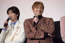 共演者の話を笑顔で聞く山中柔太朗（M!LK）と髙松アロハ（超特急）。