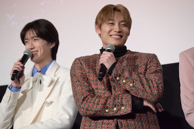 共演者の話を笑顔で聞く山中柔太朗（M!LK）と髙松アロハ（超特急）。