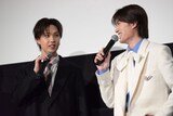 堀夏喜（FANTASTICS / 左）に「本人の意思が固まってた」と言われ、照れる山中柔太朗（M!LK / 右）。