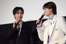堀夏喜（FANTASTICS / 左）に「本人の意思が固まってた」と言われ、照れる山中柔太朗（M!LK / 右）。