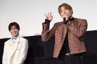 「愛情100％！」とポーズを決める髙松アロハ（超特急）。