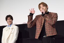 「愛情100％！」とポーズを決める髙松アロハ（超特急）。