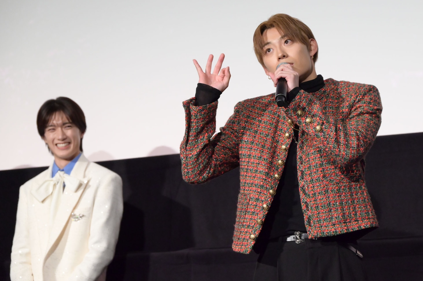 「愛情100％！」とポーズを決める髙松アロハ（超特急）。