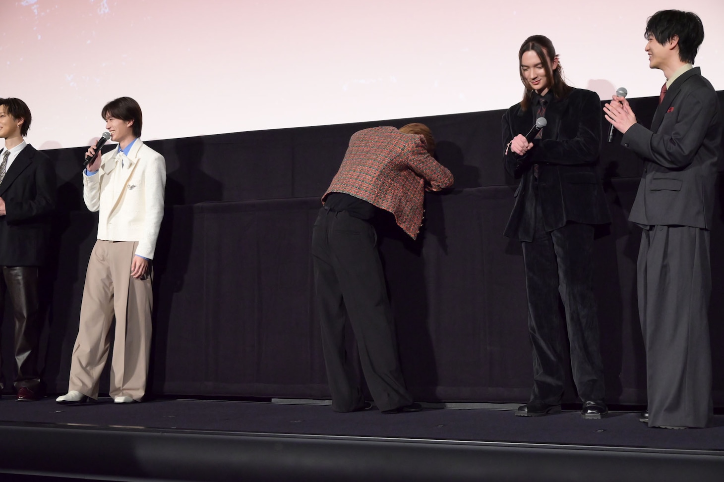 照れてうなだれる髙松アロハ（超特急 / 中央）。