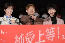 カメラマンに笑顔をリクエストされた際の山中柔太朗（M!LK）、髙松アロハ（超特急）、白鳥晴都。