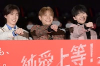 カメラマンに笑顔をリクエストされ、満面の笑みで応える山中柔太朗（M!LK）、髙松アロハ（超特急）、白鳥晴都。