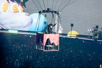 YOASOBIの東京ドーム公演でバルーンに乗るikuraさん。