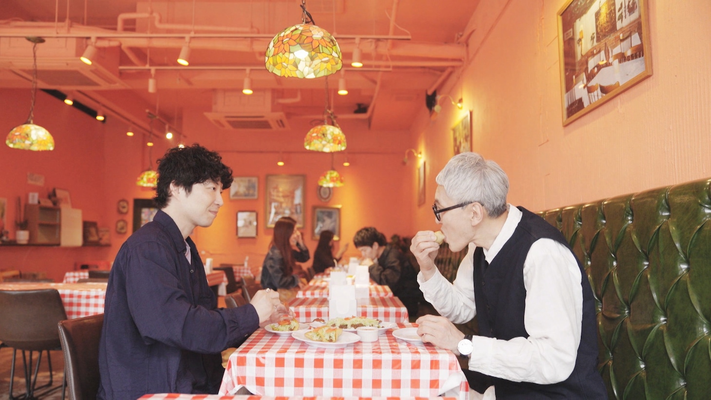 タコスを食べる星野源と松重豊。（写真提供：NHK）