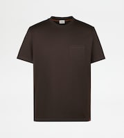 渡辺翔太（Snow Man）が会見で着用したTシャツ。値段は6万9300円。