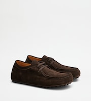 渡辺翔太（Snow Man）が会見で履いていた「トッズ ゴンミーノ グローブ ワラビー」。値段は11万9900円。