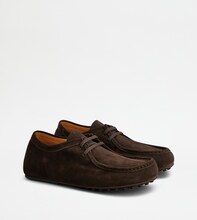 渡辺翔太（Snow Man）が会見で履いていた「トッズ ゴンミーノ グローブ ワラビー」。値段は11万9900円。