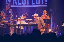 握手をする藤井怜央（Vo, Key / Omoinotake）と髙城晶平（Vo, G, Flute / cero）。（撮影：山川哲矢）