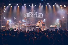 コラボの最後にハグをする藤井怜央（Vo, Key / Omoinotake）と髙城晶平（Vo, G, Flute / cero）（中央）。（撮影：山川哲矢）