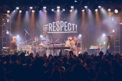 コラボの最後にハグをする藤井怜央（Vo, Key / Omoinotake）と髙城晶平（Vo, G, Flute / cero）（中央）。（撮影：山川哲矢）