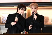 藤原樹（右）が手にした氷室零二のカードを覗き込む吉野北人（左）。