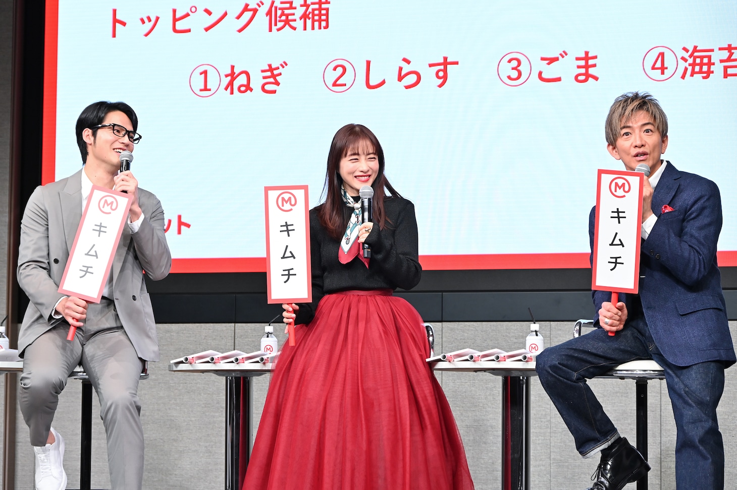 「三兄弟の絆を測定！ トッピング一致チャレンジ！」で会場から拍手が起こり、反応する木村拓哉（右）。笑顔になる水上恒司（左）と石原さとみ（中央）。