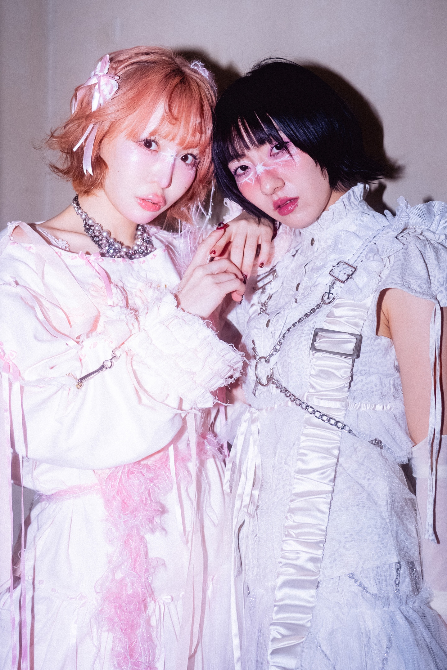 左から大森靖子、春ねむり。（撮影：汐留シユ）