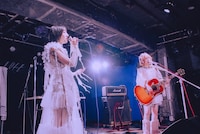 左から春ねむり、大森靖子。（撮影：汐留シユ）