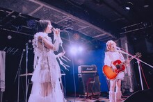 左から春ねむり、大森靖子。（撮影：汐留シユ）