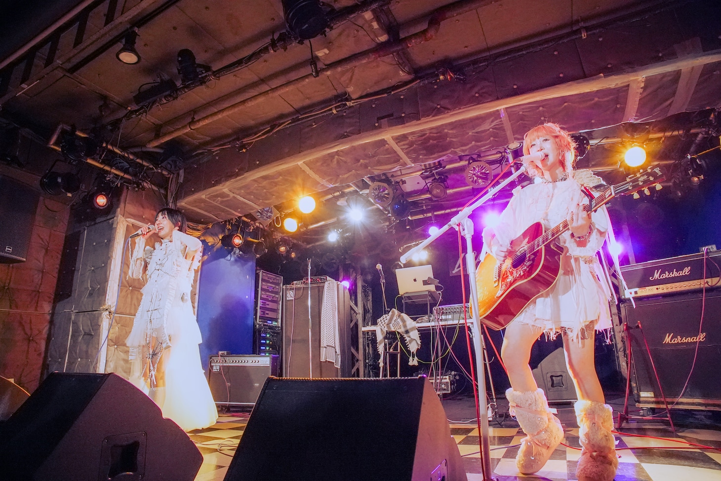 左から春ねむり、大森靖子。（撮影：汐留シユ）