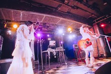 泣きながら「マジックミラー」を歌う春ねむり（左）と、大森靖子（右）。（撮影：汐留シユ）