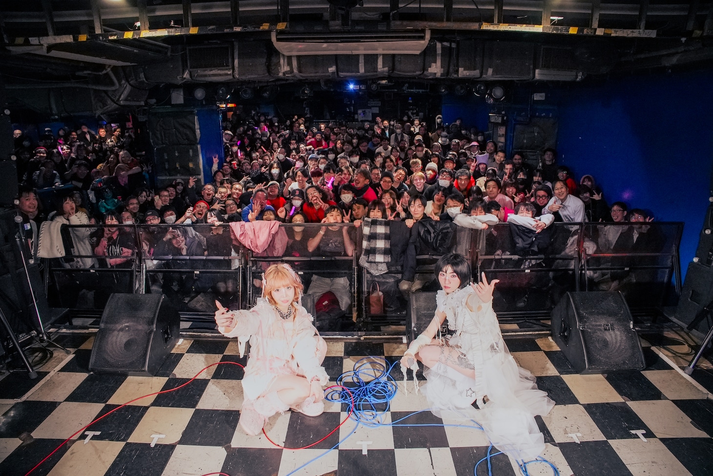 ライブ後に撮影した記念写真。左から大森靖子、春ねむり。（撮影：汐留シユ）