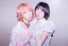 左から大森靖子、春ねむり。（撮影：汐留シユ）