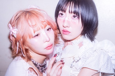 左から大森靖子、春ねむり。（撮影：汐留シユ）