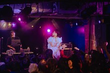 春ねむりのライブの様子。（撮影：汐留シユ）