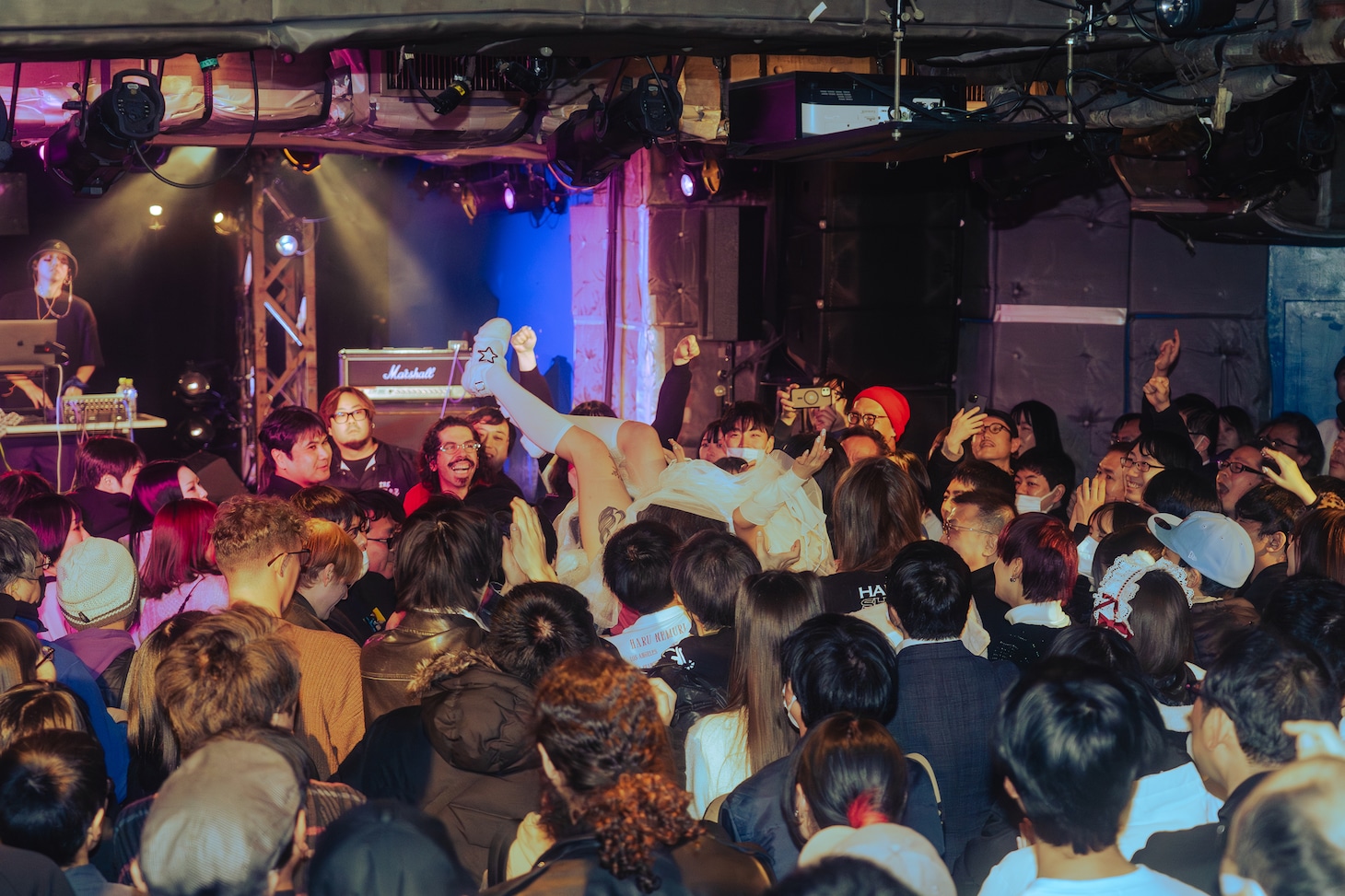 1曲目にして早くもフロアへダイブした春ねむり。（撮影：汐留シユ）