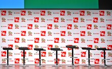 なにわ男子が着席した椅子。