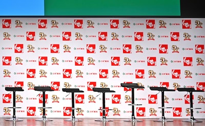 なにわ男子が着席した椅子。