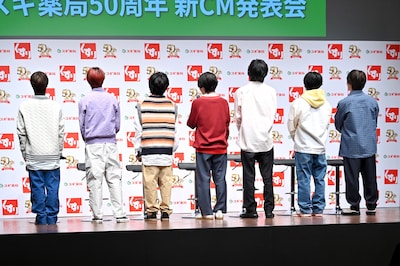 モニタを見上げるなにわ男子。