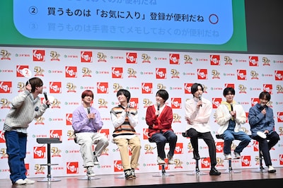 クイズ正解に大喜びする大橋和也（左）、冷静な反応のなにわ男子メンバー。