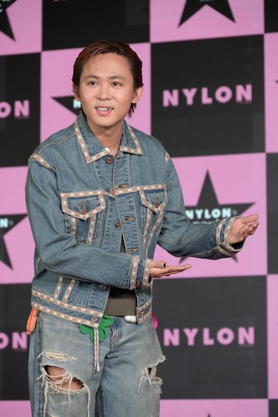 個性的なポーズでフォトセッションに応じるオカモトレイジ（OKAMOTO'S）。