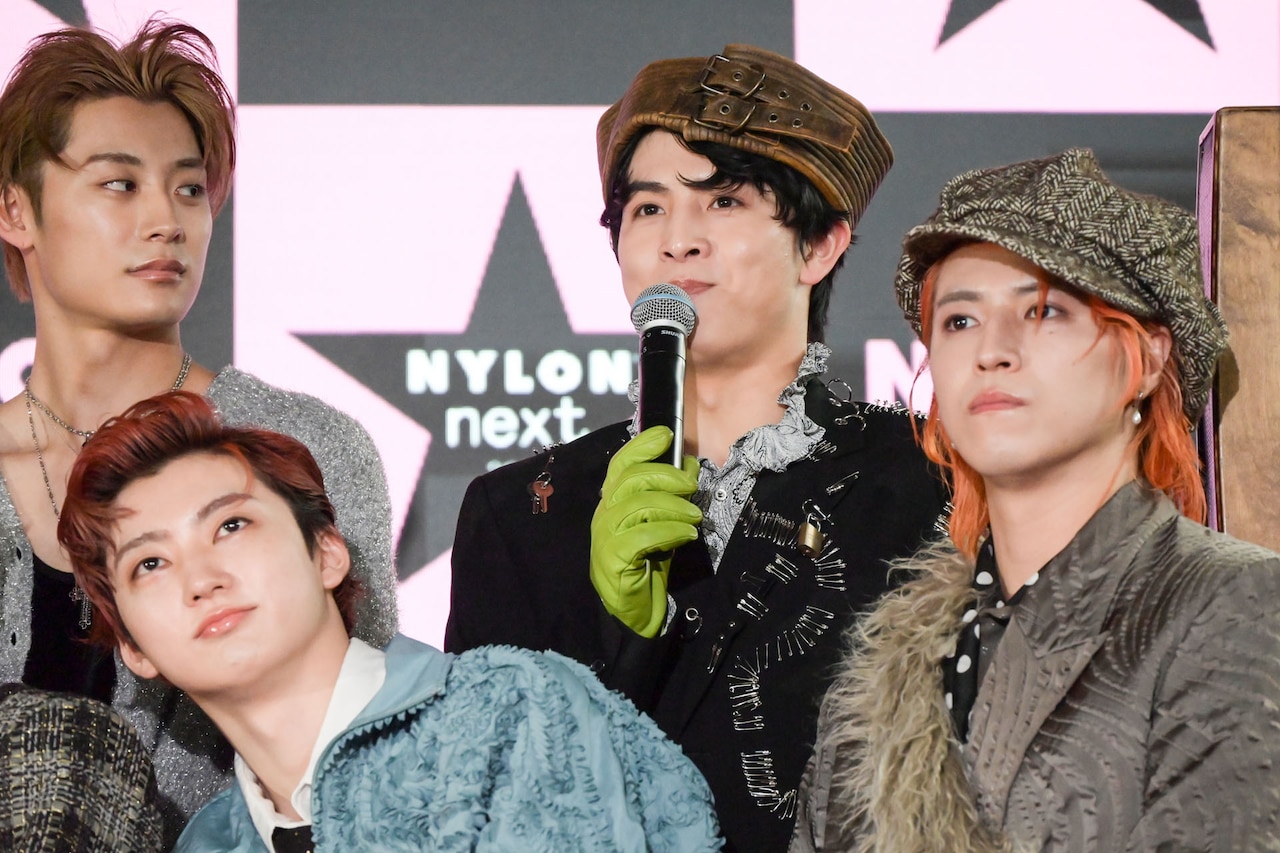 馬のマネを織り交ぜながら今年の抱負を述べるハル（右から2番目 / 超