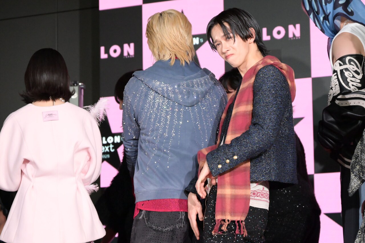 退出時もムービーカメラから目を離さないリョウガ（超特急）。 [画像