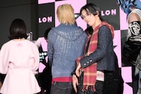 退出時もムービーカメラから目を離さないリョウガ（超特急）。