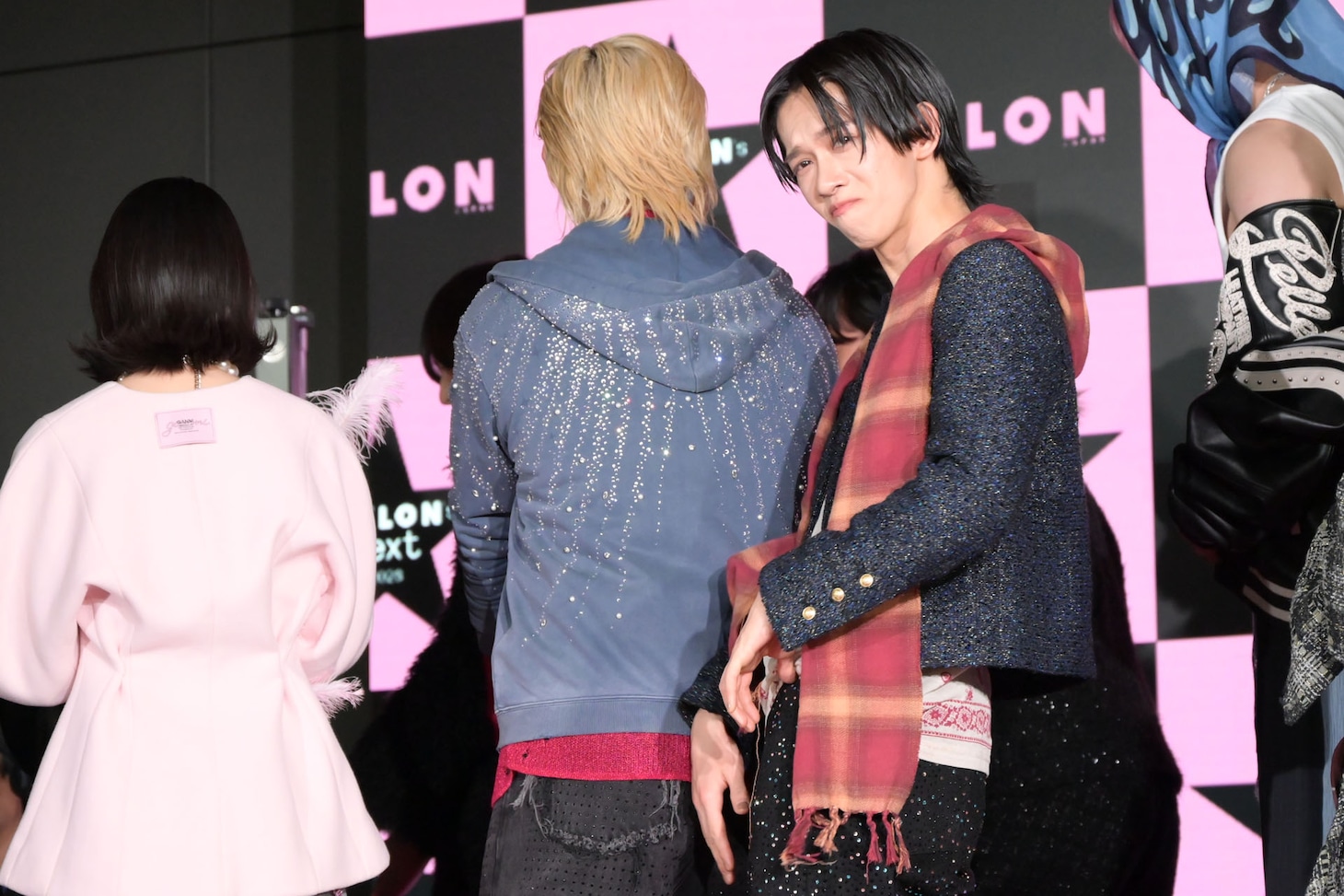 退出時もムービーカメラから目を離さないリョウガ（超特急）。