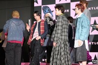 ハルにツッコまれながらも、最後の瞬間までムービーカメラにポーズを決め続けるリョウガ（左から2番目 / 超特急）。